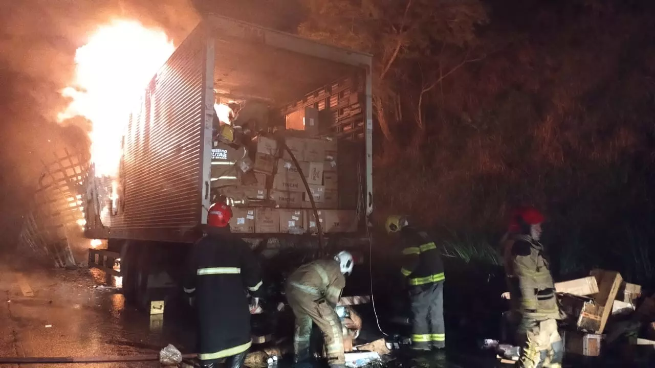 Vídeo: Incêndio destrói carreta e interdita BR-040 em Juiz de Fora